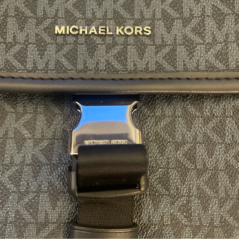 Michael Kors Messenger Back in excellent condition with dust bag.